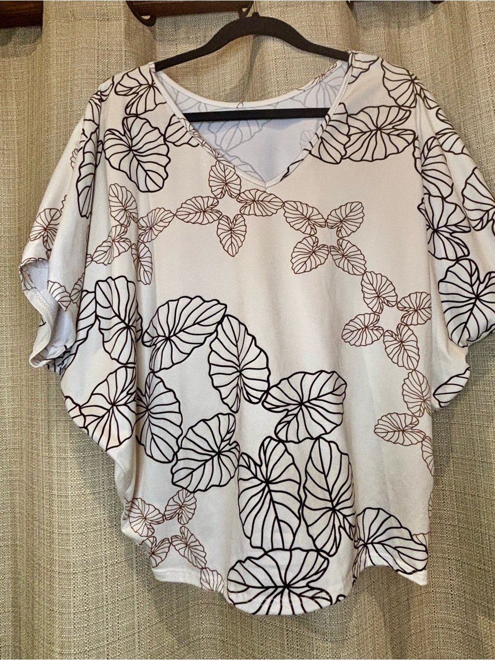 LUZ Hawaii White Kalo Taro Leaf Print V-Neck Dolman Sleeve Top Medium